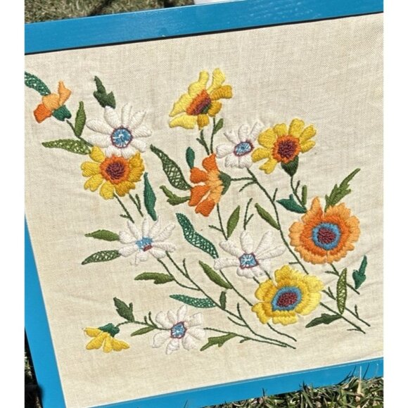 Vintage Crewel Needlepoint Framed 15x15 Floral Wild Flower Daisy Multicolor - Picture 2 of 6